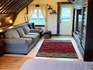 Historic 1906 Luxury Barn Near Two Medicine Lake