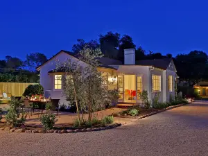 Charming Coastal Escape with Outdoor Hot Tub - Inviting Cottage Retreat