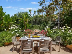 Lush Gardens and Unique Fire Pit - Charming Oasis Retreat