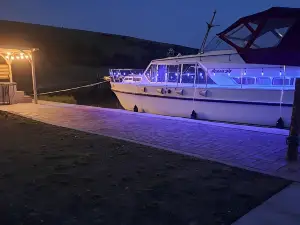 The Rose - 37ft Lakeside Yacht with Hot Tub