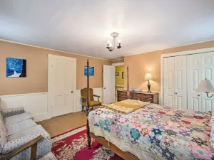 1860 6 Bedroom Farmhouse with Hot Tub Close to Sunday River
