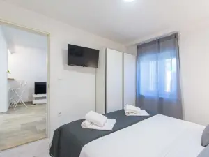 Charming 2-bedroom apartment with WiFi, AC in amazing Bosanka, above Dubrovnik.