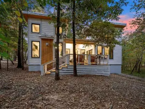 Luxurious Hot Tub and Resort Amenities - Charming Couple Retreat