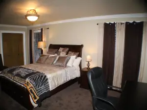 Home/MINI RESORT- pool, tennis court, pickleball, golf course, lg. Clubhouse