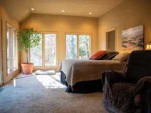 Spacious 6-bedroom house on 25 acres in the Ozarks w/ hot tub and private trail!