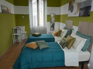 Corte Meneghina-short stays