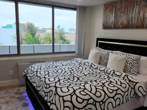 Cozy King suite at the Heart of Towson.