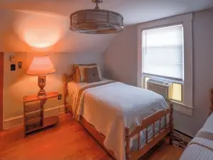 The Outlaw Lodge/Spacious 4-bedroom house in lovely Bluefield with AC, WiFi