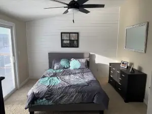Charming 3-bedroom house with AC, WiFi Large Yard, Close to Lake