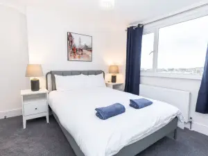 Coastal Charm 1BR Flat near the Sea Street Parking