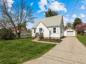 Cottage on Park - Close to Lake!