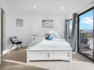 Manly Beach View Townhouse Haven - Coastal Retreat walk to the shops and water!