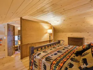 Adirondacks Cabin w/ Fire Pit on Otter Lake!