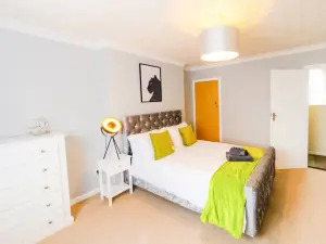 4 Bed - 2 Baths 1 Walk in Shower Lots of Parking