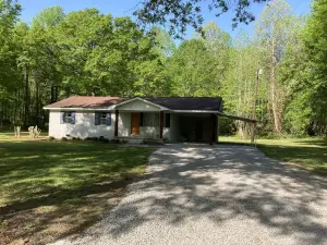 Bougie Residence in a Country Setting Near Enid and Grenada Lake