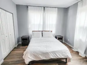 Cozy 2B/2B brand new oasis close to everything in Shady Cove!