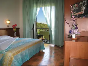 Hotel Boomerang - Check-in & Meals in Front at Hotel Sporting