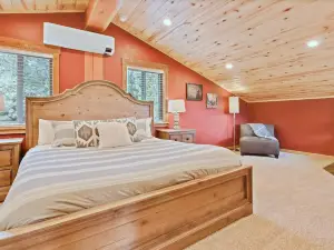 Serene and cozy updated log cabin in the woods
