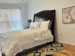Spacious and luxurious 3 bed/1.5 bath townhome with free parking, sleeps 6