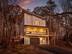 Spectacular Cottage with Hot-tub and Private Cinema in Chickamauga, Georgia
