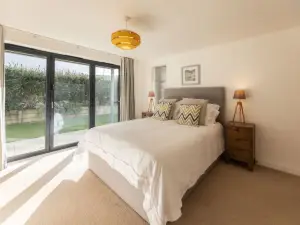 Attractive pet friendly beach house in Westward Ho