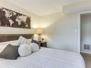 3 Mi to Dtwn Silver Spring: Convenient Apartment