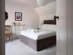 Fantastic 2Bd Victorian Apt - 4 Adults & 1 Child