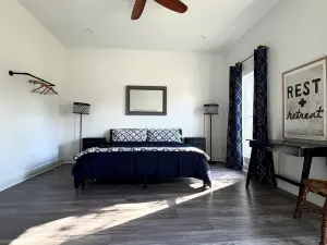 Bayou Getaway - Charming 1-bedroom house on a pond in tranquil Breaux Bridge, LA