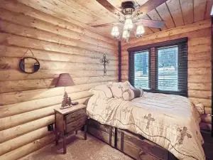8 min walk to village,Cozy, heater,A.C, fireplace, 5 min drive to mountain high