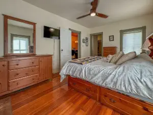 Historic 3 -bedroom house in Algona close to downtown WiFi. 2 parks nearby