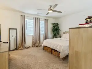 New 3-Bedroom House, Gated Community, Pool, near Fresno Airport and Starbucks.