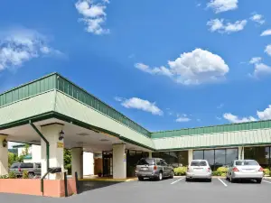 Hotel Red Rose by Townhouse Covington I-64