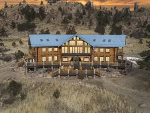 NEW Blue Sky Lodge on 80 Acres! Hot Tub, Decks, WiFi, wet bar, firepit, gym