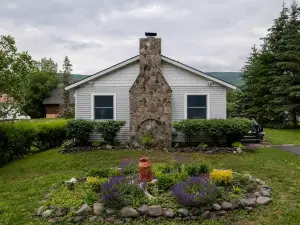 Stunning Mountain Views and Cozy Fireplace - Charming Getaway