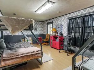 Gassville Group Getaway! Dog-Friendly Home + Yard