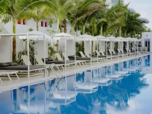 Seasons Hotel (Adults Only)