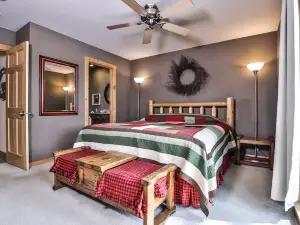 Lakefront Views and Spacious Living - Gorgeous Northwoods Retreat