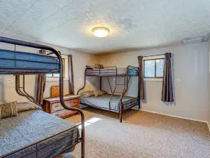 Private Spacious Cabin on 7 acres Next to Echo Lake