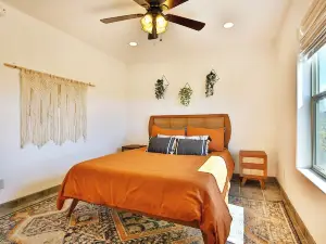 Brand New Whole 2 Unit 3 Bedroom Gorge/Mountain Getaway with Hot Tub