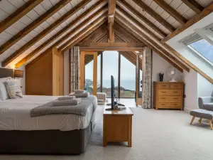 Sleeps 12, swimming pool, sea views, games rooms