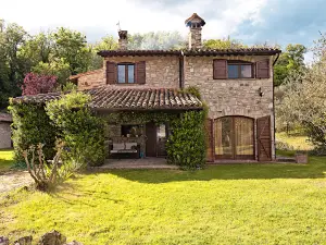 I camini Casale immerso negli ulivi