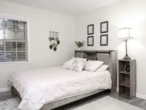 Chateau De Riviera Unit 4. Water front! Cozy Condo on the Chattahoochee River.