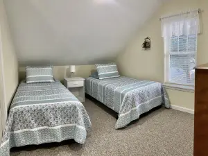 Cozy Chic Farmhouse for Traveling Professionals