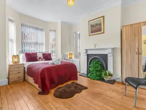 Manchester Seymour Escape Spacious 4BR Home for 8