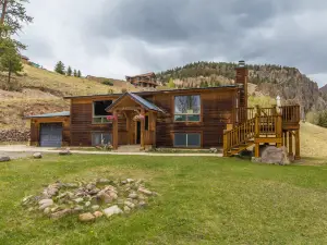 Majestic Mountain Views and Cozy Deck - Charming Family Retreat