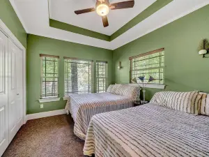 Lake Palestine Retreat – Dock, Fire Pit & Serene Views