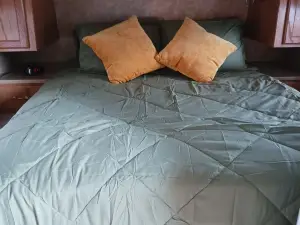 Cozy 2-bedroom RV in tranquil at buckeye lake with AC, WiFi