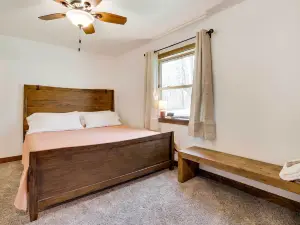 Hatfield Vacation Rental w/ Private Hot Tub!