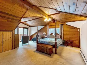 Remote 2BR Log Cabin Tucked Outside Anchorage