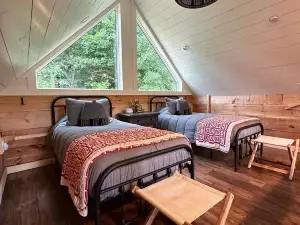 Private Driftless Cabin w/ Hot Tub, Fireplace & Creekside Views